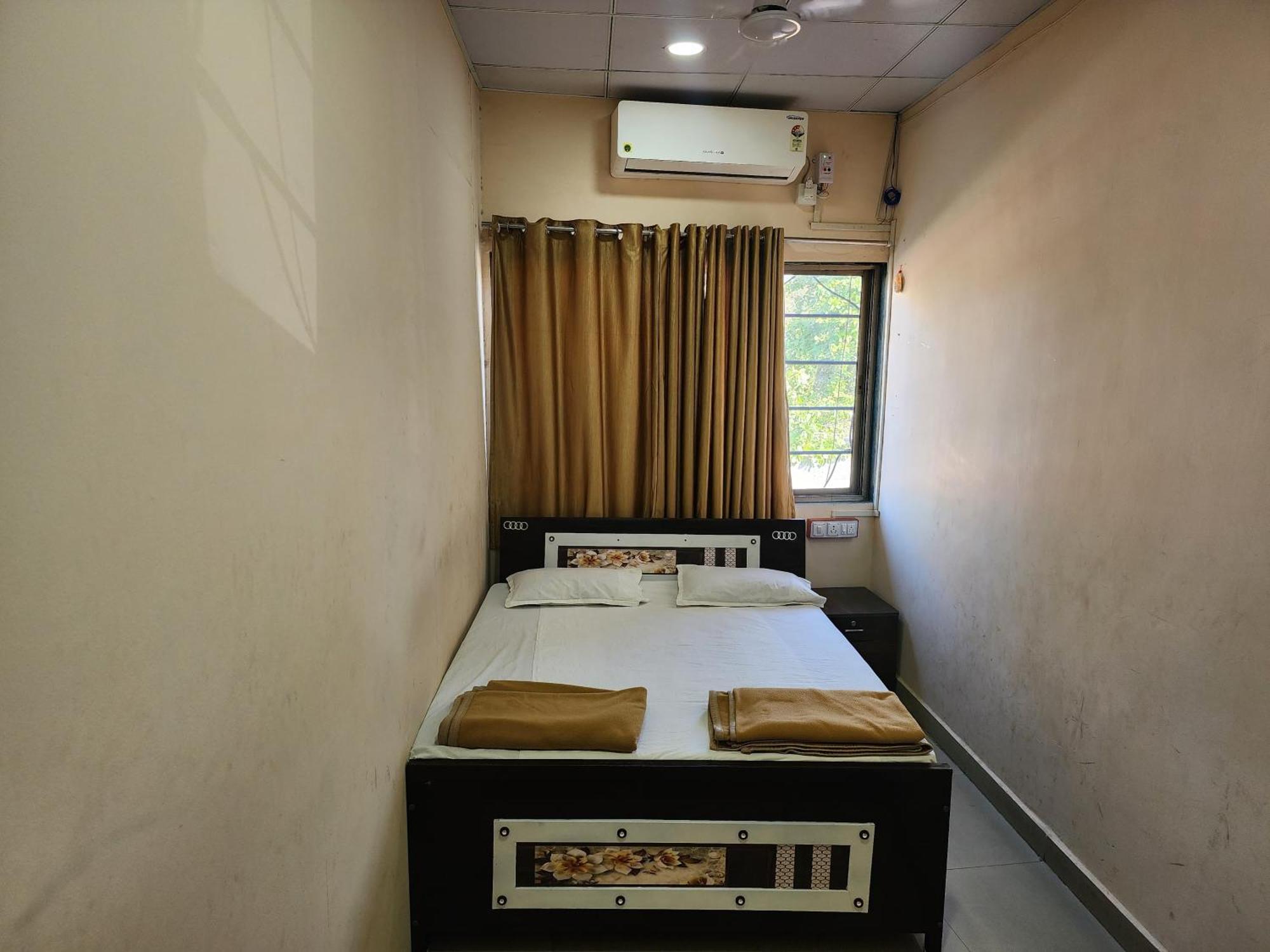 Hotel Diamond Ac Dormitory And Guest House Surat Eksteriør billede