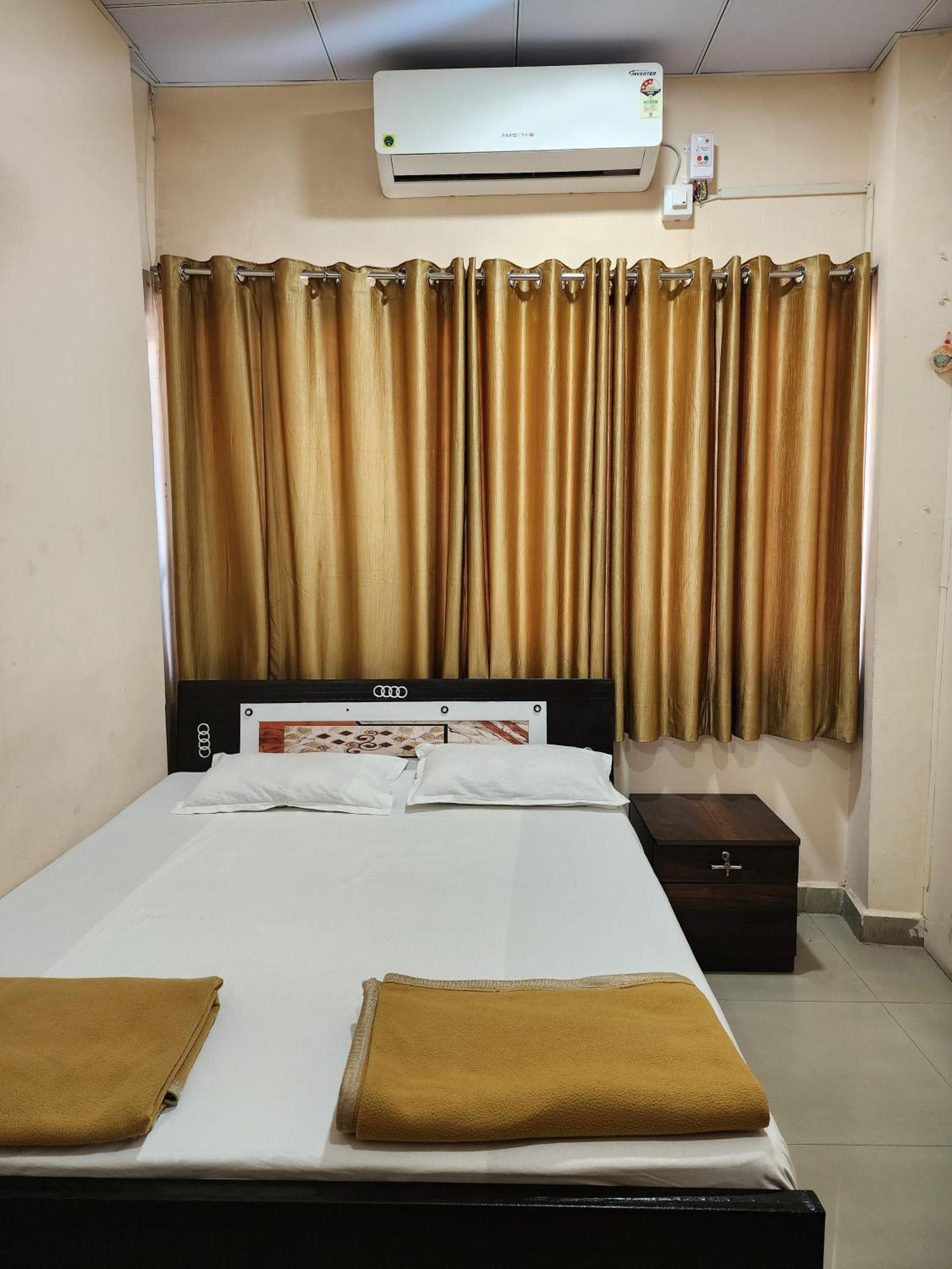 Hotel Diamond Ac Dormitory And Guest House Surat Eksteriør billede
