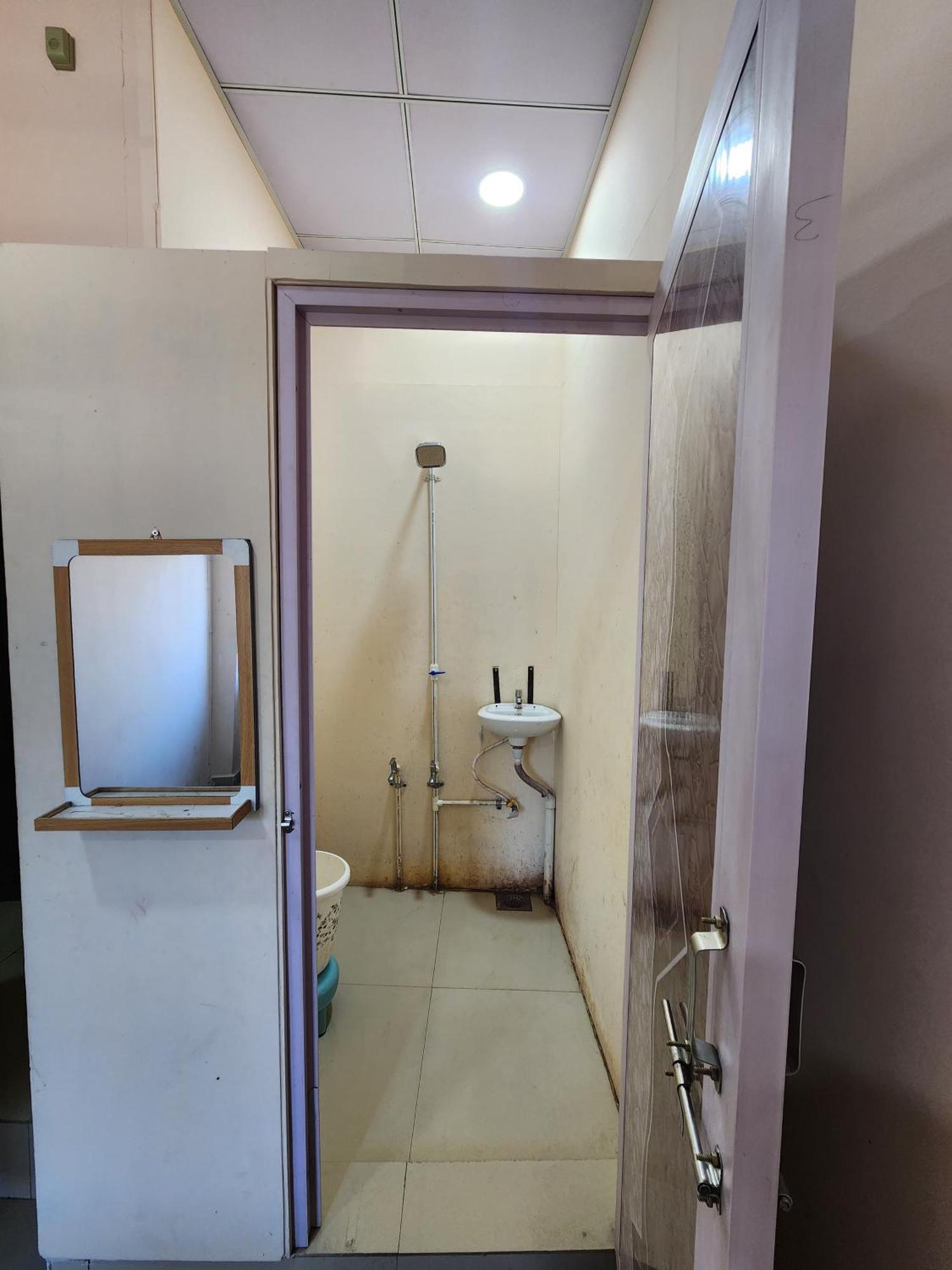 Hotel Diamond Ac Dormitory And Guest House Surat Eksteriør billede