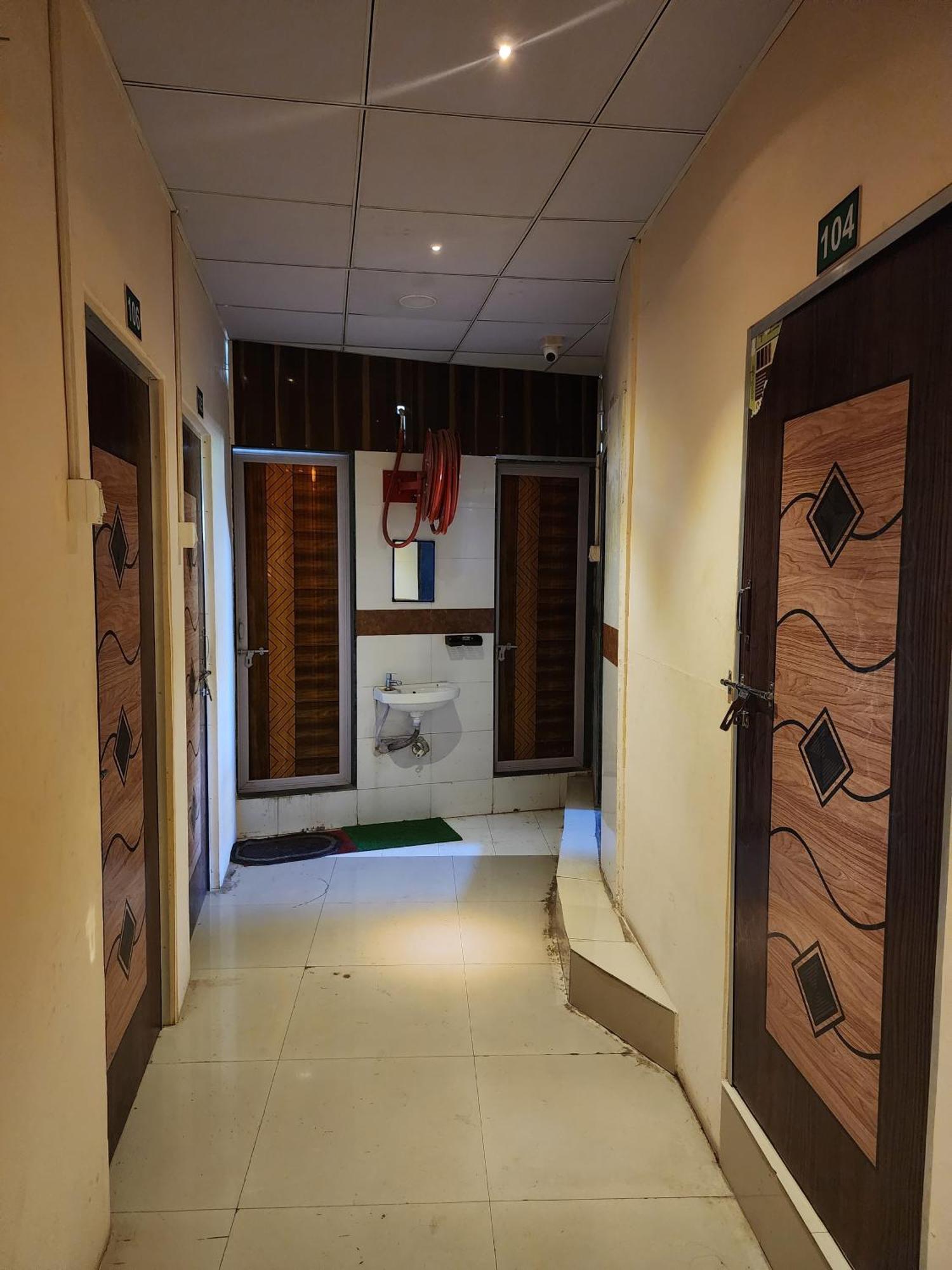 Hotel Diamond Ac Dormitory And Guest House Surat Eksteriør billede