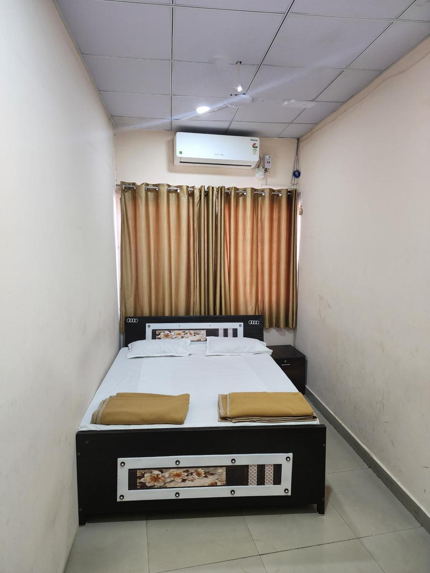 Hotel Diamond Ac Dormitory And Guest House Surat Eksteriør billede