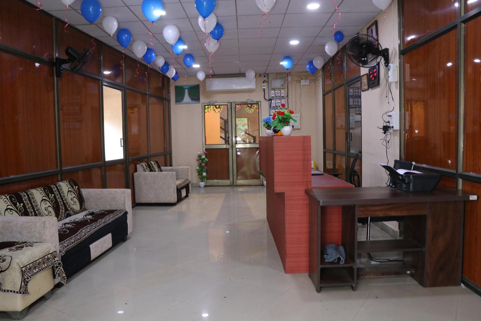 Hotel Diamond Ac Dormitory And Guest House Surat Eksteriør billede