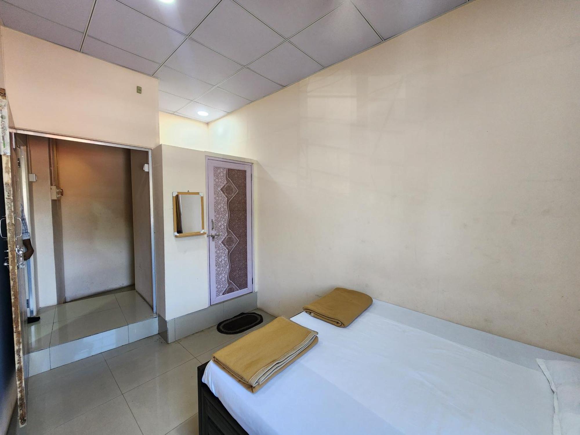 Hotel Diamond Ac Dormitory And Guest House Surat Eksteriør billede