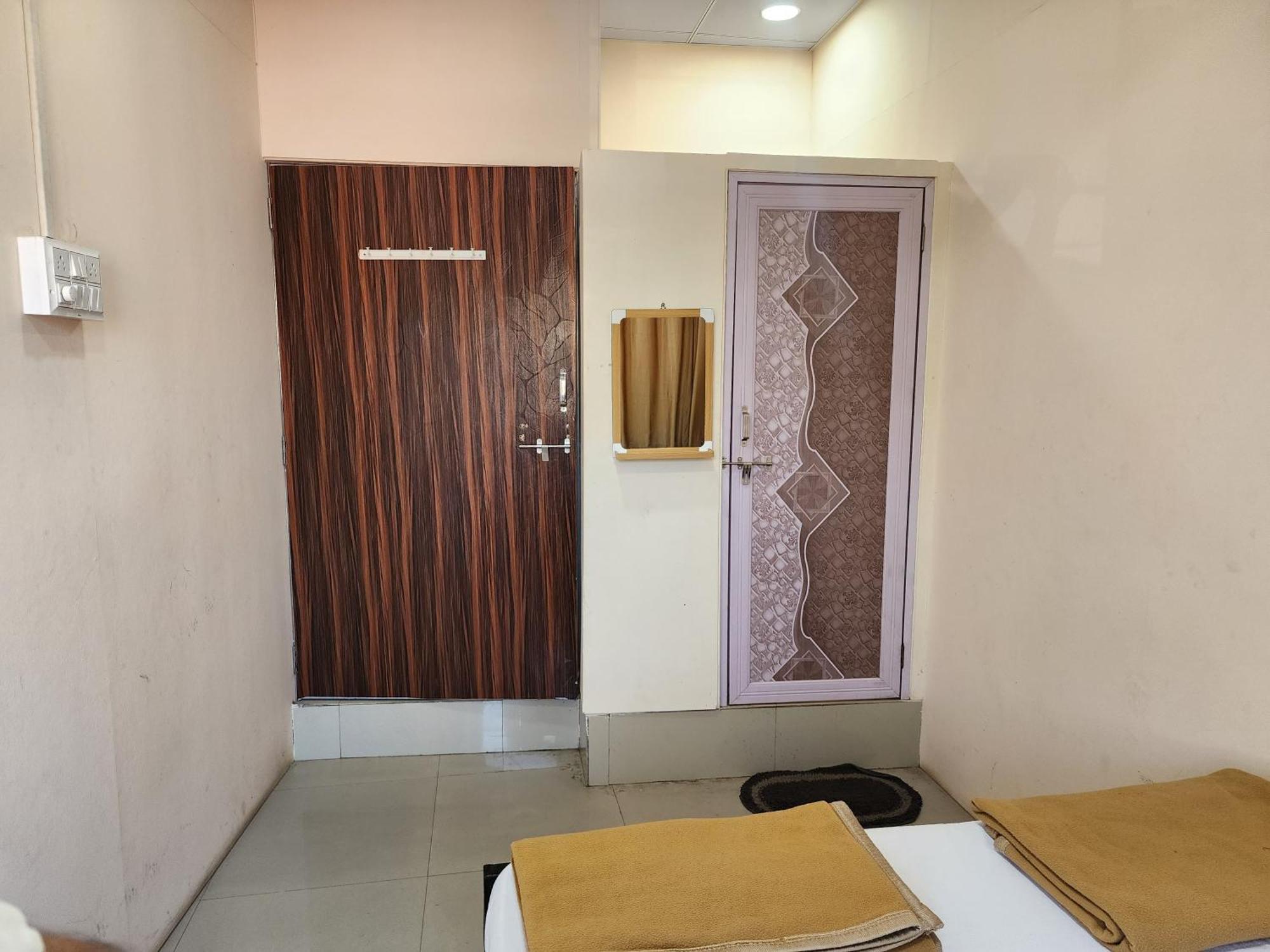 Hotel Diamond Ac Dormitory And Guest House Surat Eksteriør billede
